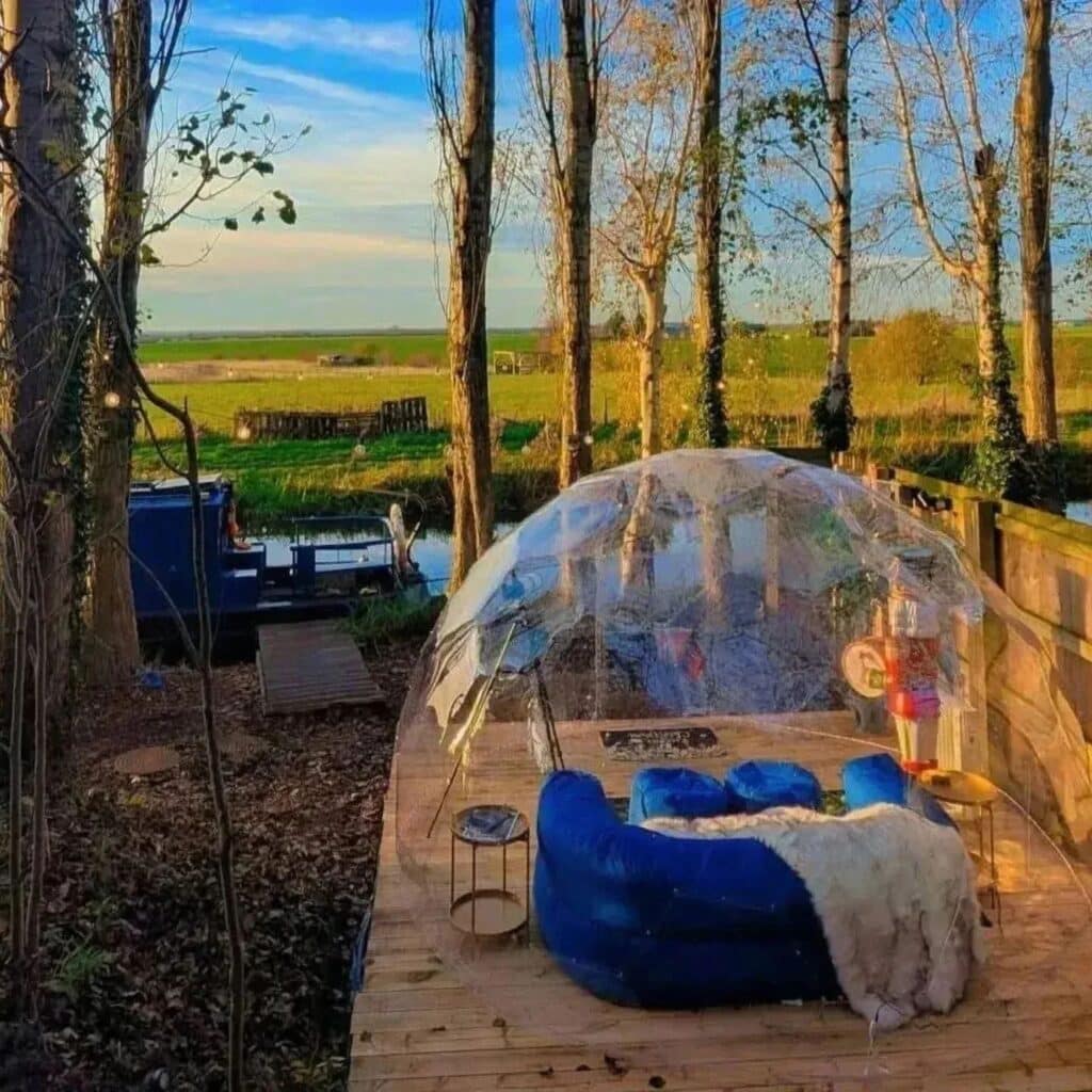 The cinema dome sits in the private garden adjacent to the Kingfisher narrowboat. The perfect place to chill and relax after a day of cruising the Chesterfield Canal. A unique, luxury alternative to glamping.